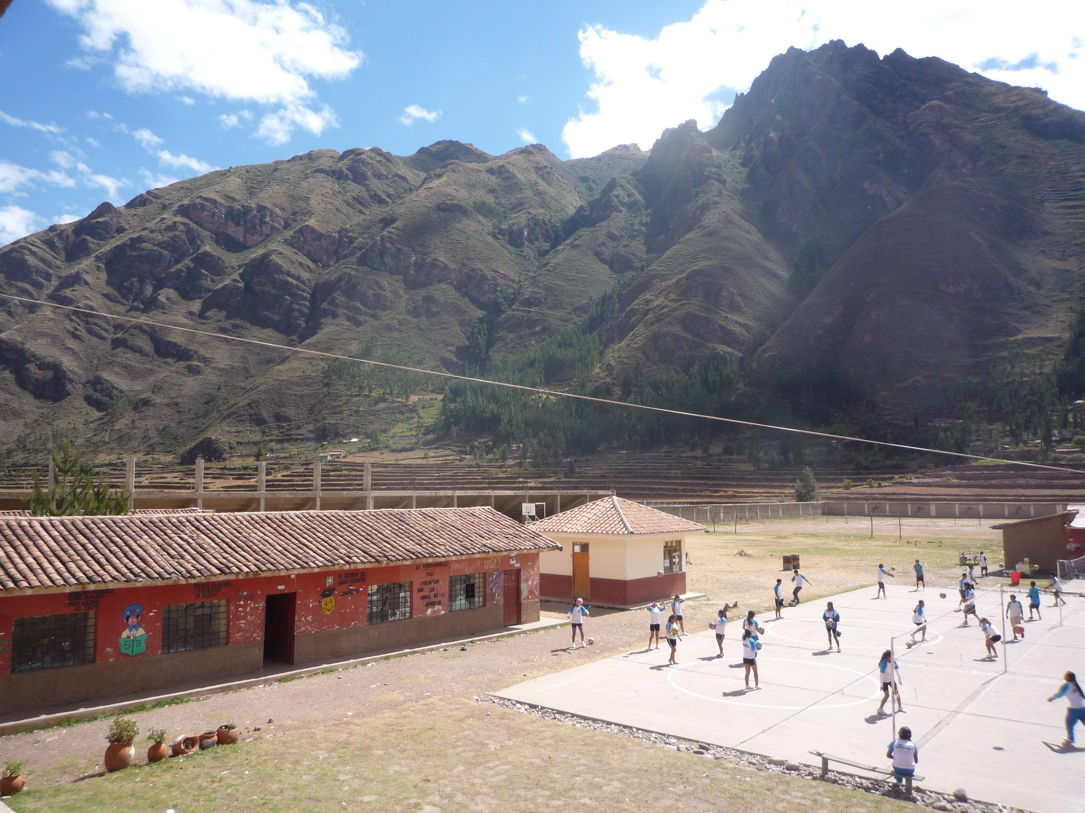 Estudiantes durante práctica en el voluntariado deportivo en Perú. Voluntario ganando experiencia como profesor de deportes en Perú.
